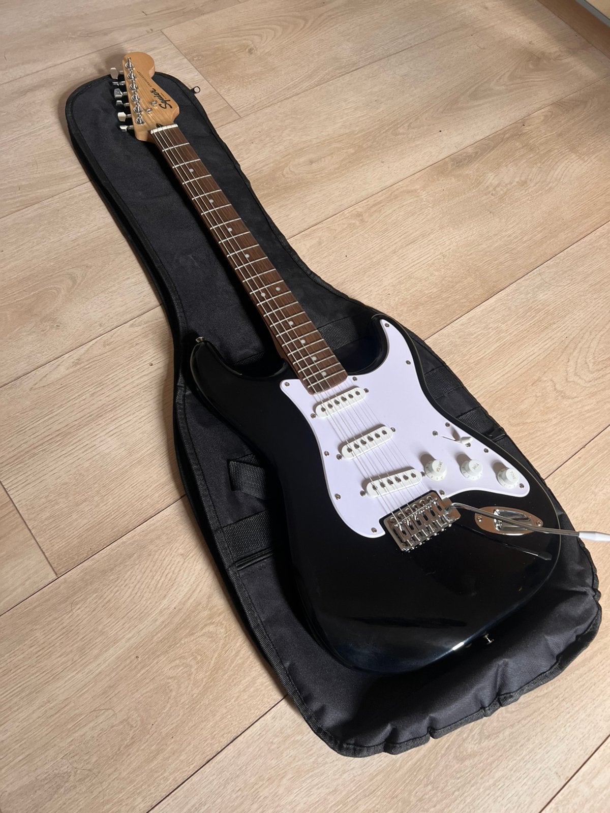 Squier Stratocaster + Fender Frontman 10G + Gigbag, Neuf, Fender, Avec ampli, Enlèvement