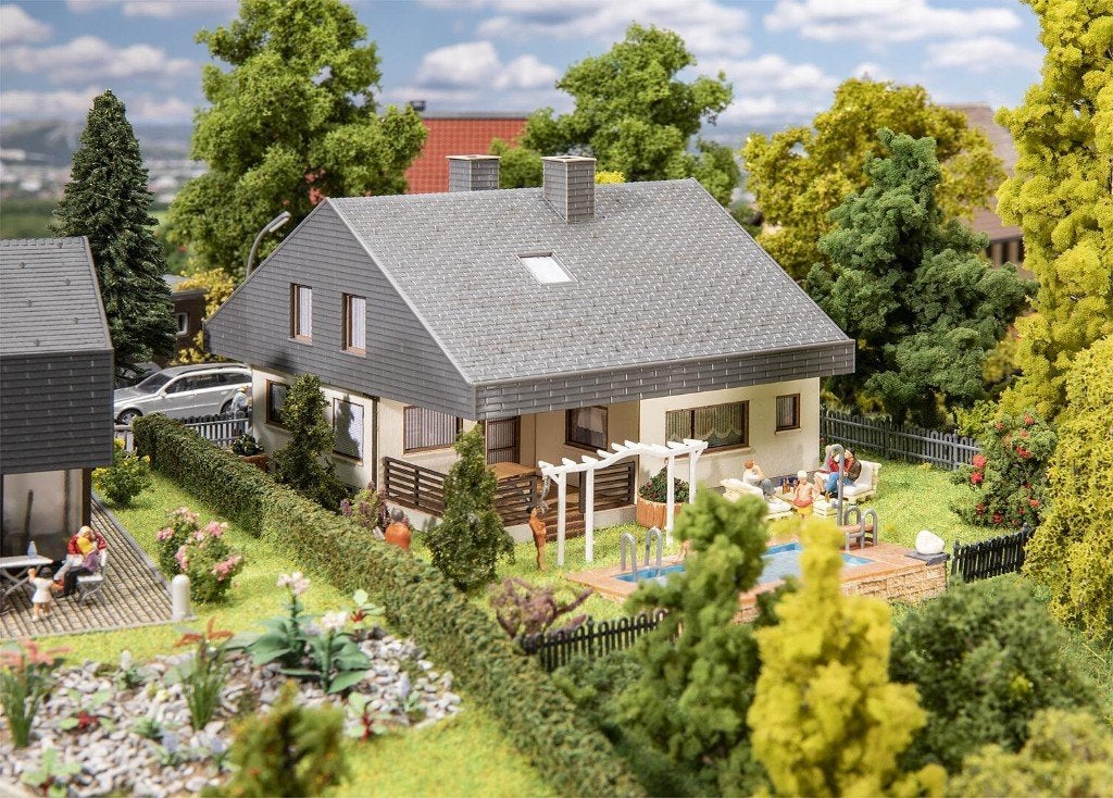 Faller: Bungalow met platen dak NIEUW, Hobby & Loisirs créatifs, Neuf, Autres marques, Enlèvement ou Envoi, Pont, Tunnel ou Bâtiment