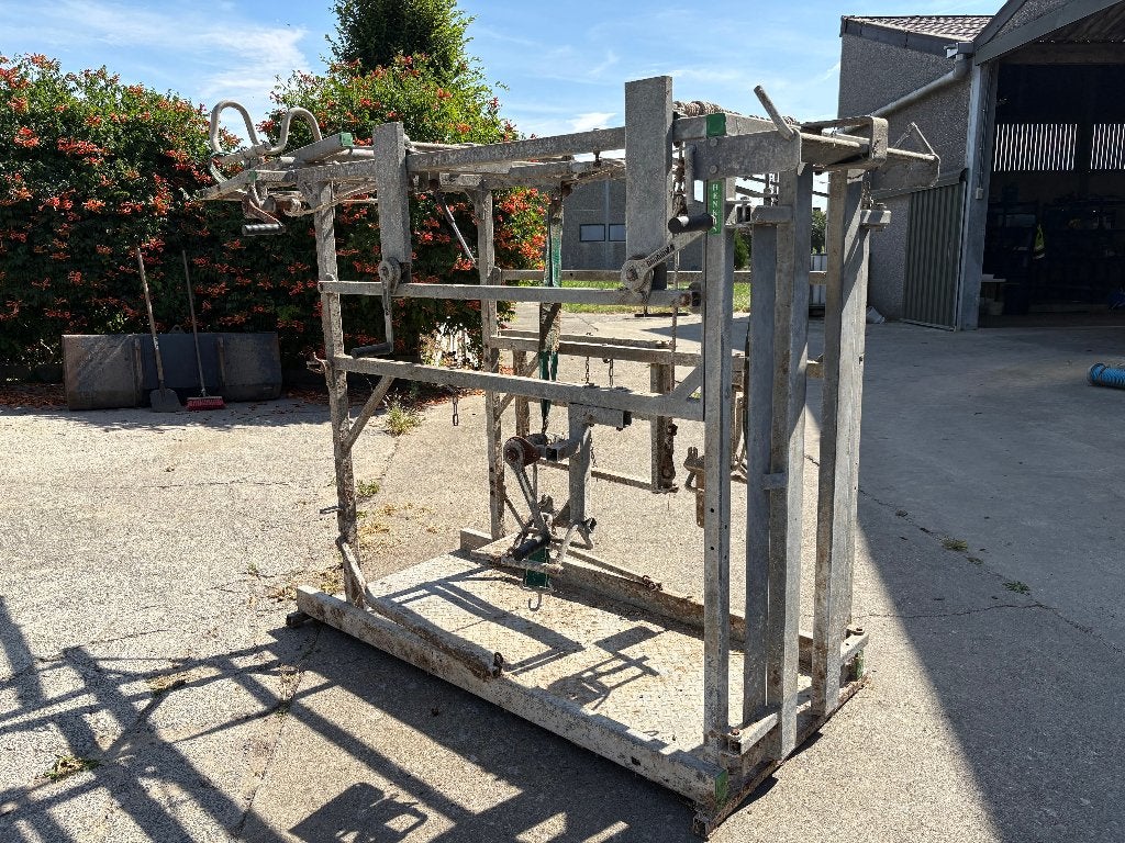 Klauwbekapbox Henken, Dieren en Toebehoren