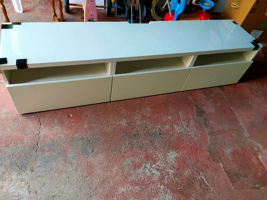TV Meubel Ikea, witte kleur, Maison & Meubles, Armoires | Mobilier de télévision, Utilisé, Enlèvement