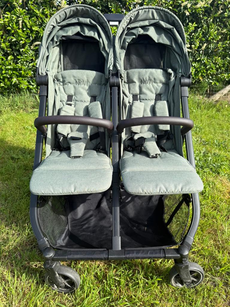 Novi dubbele plooibuggy, Kinderen en Baby's, Ophalen, Zo goed als nieuw