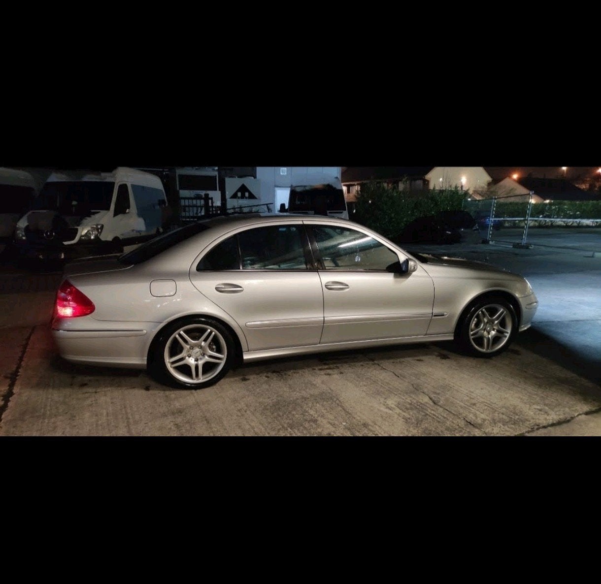 Mercedes Benz E240, Autos, Mercedes-Benz, Argent ou Gris, Achat, 4 portes, Electronic Stability Program (ESP)