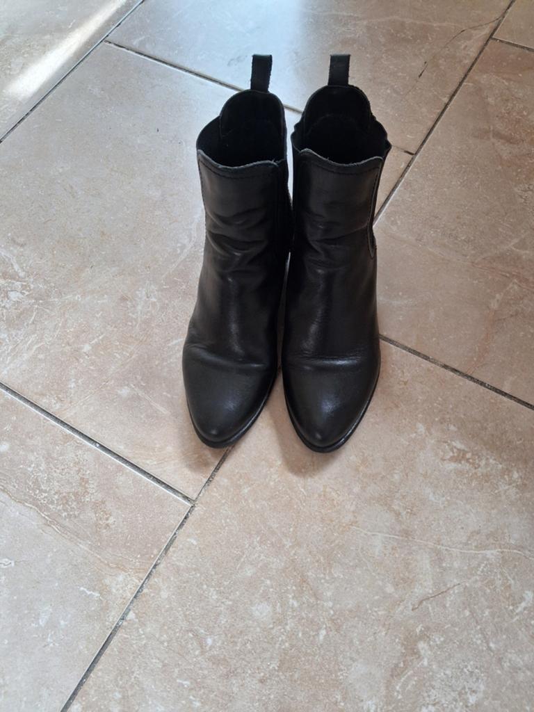 Bottines noires JOA pointure 38, Enlèvement