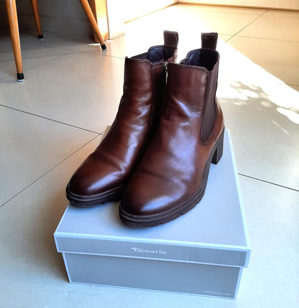 Te koop: Mooie bruine lederen enkellaarsjes van "Tamaris"39., Ophalen, "Tamaris", Bruin, Zo goed als nieuw
