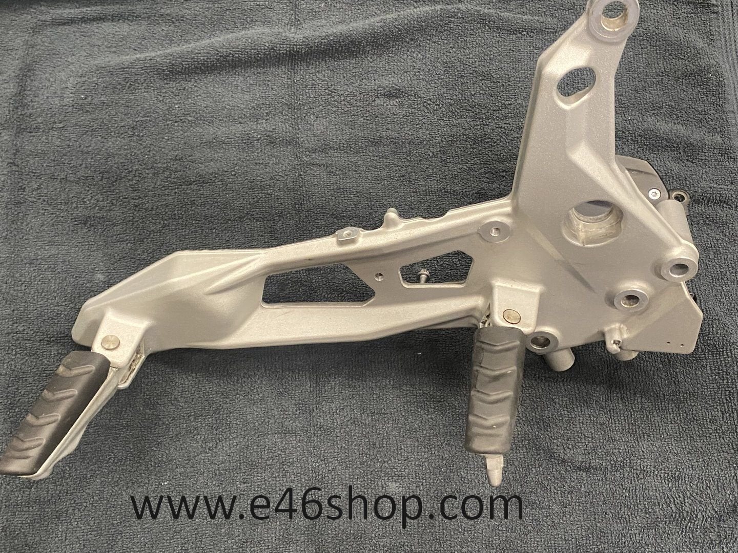 VOETSTEUN SCHETSPLAAT RECHTS  BMW F900R OE 46718404012, Motoren, Gebruikt, -, -, Ophalen of Verzenden