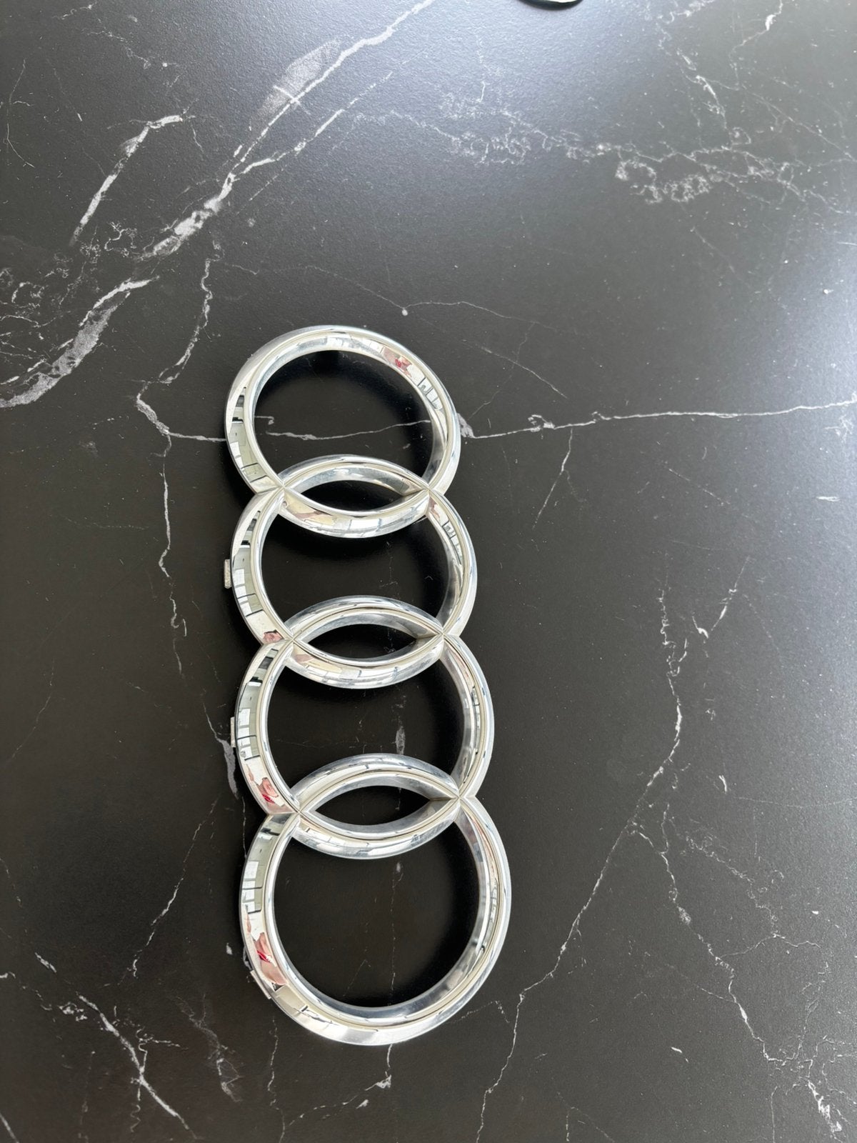 Originele Audi A3 grill embleem chrome, Handtassen en Accessoires, Verzenden, Zo goed als nieuw