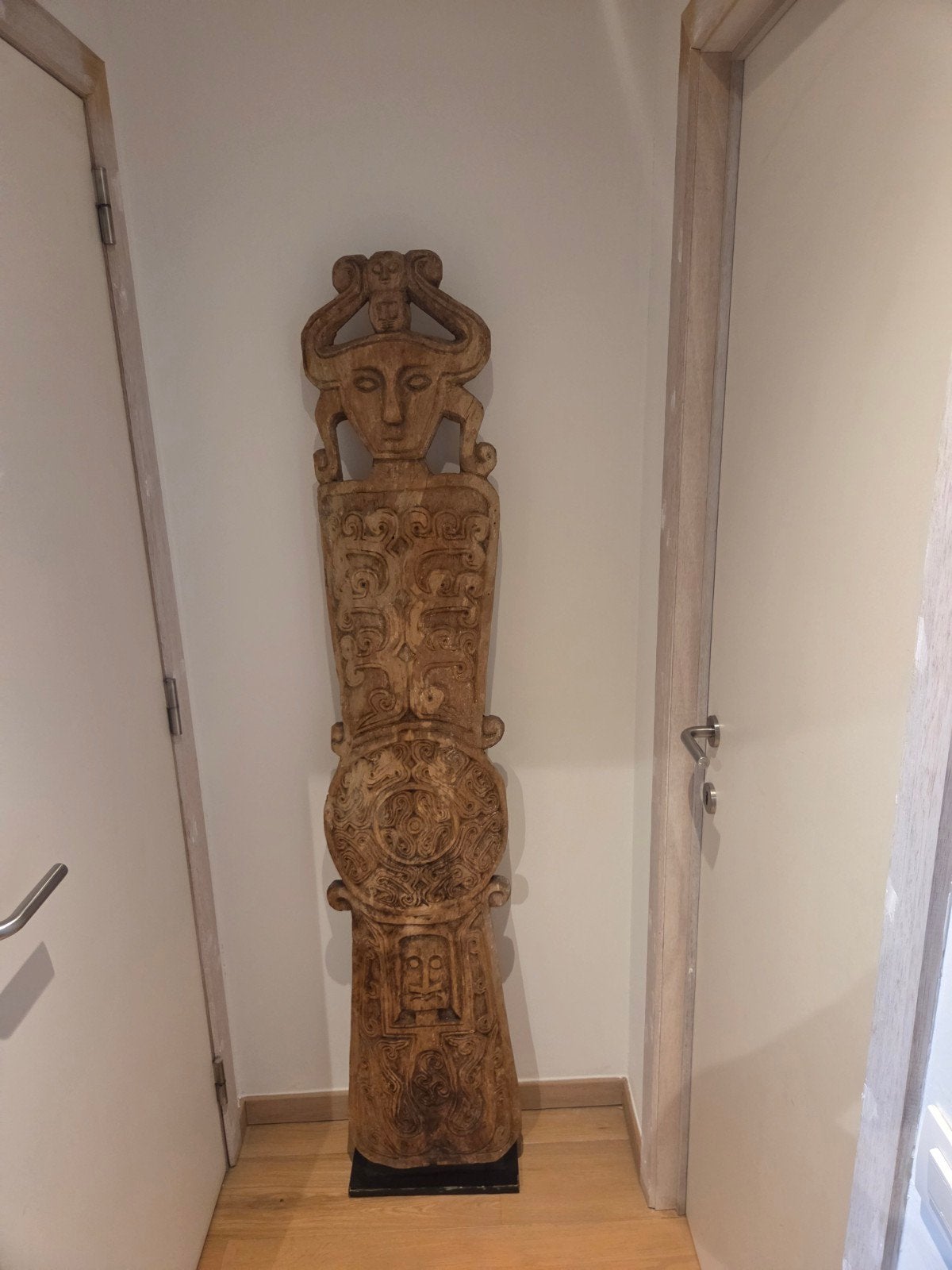 Grote decoratieve houten tribal wand-/vloersculptuur – uniek, Autres styles, 40 cm, Objet de décoration, Comme neuf