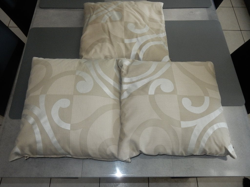 nr.49 - Drie sierkussen beige, Huis en Inrichting, Woonaccessoires | Kussens, Ophalen of Verzenden, Beige, Sierkussen, Afneembare hoes