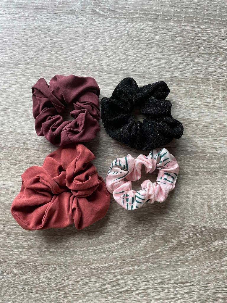set van 4 scrunchies, Bijoux, Sacs & Beauté, Beauté | Soins des cheveux, Enlèvement, Utilisé, Épingle à cheveux