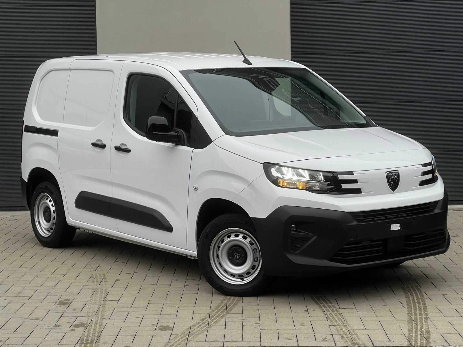 Peugeot partner 1.5 / 4.100 km / 2026 bj / 19.900 incl btw, Auto's, Testrit aan huis, Stof, 4 cilinders, Wit
