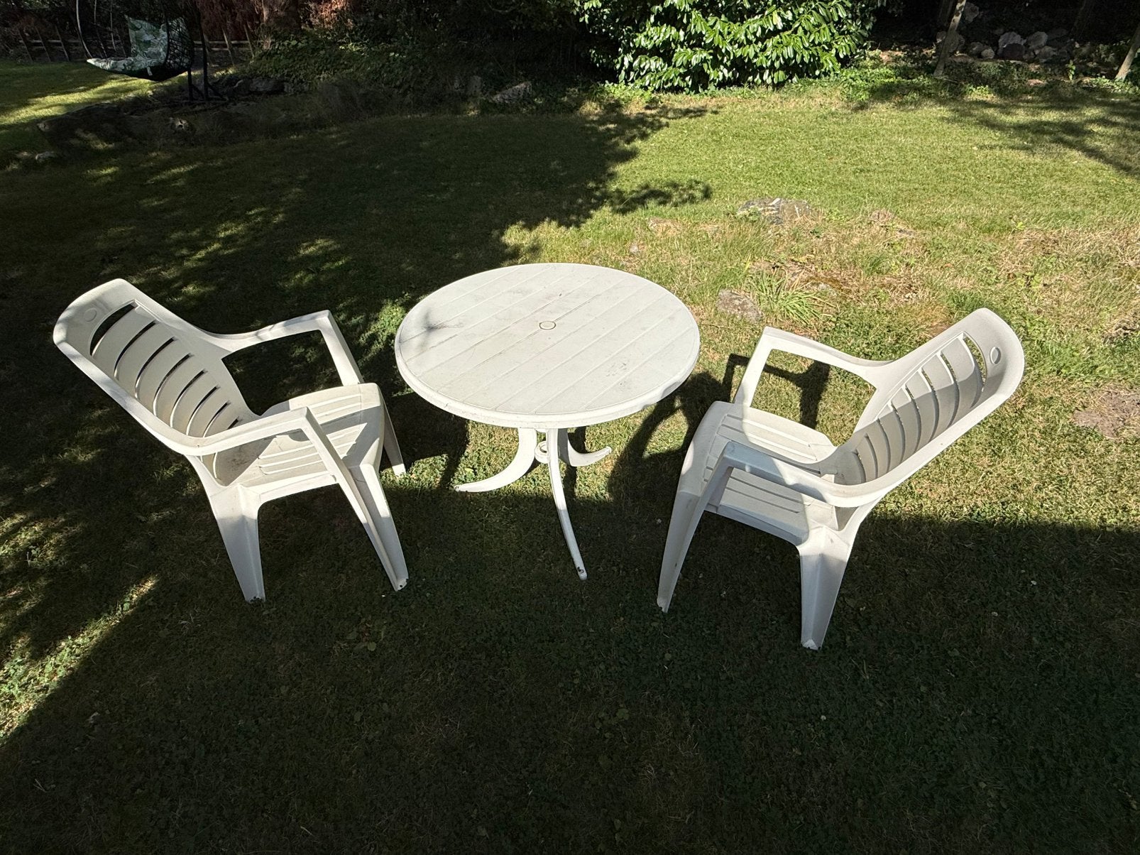 Plastic tuintafel met stoelen, Jardin & Terrasse, Ensembles de jardin, Enlèvement, Utilisé, Synthétique, Salons de jardin
