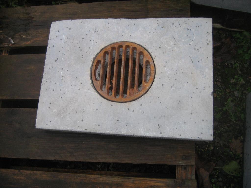 oude arduinen afvoerput met gietijzeren rooster, Enlèvement