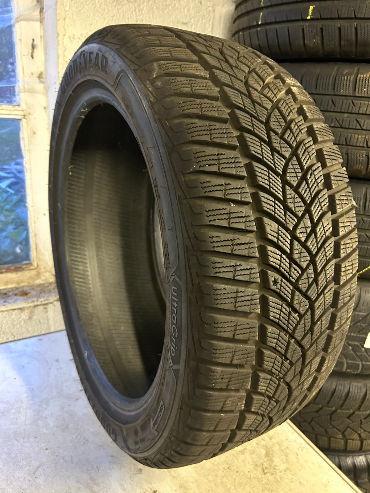 1 nouveau pneus hiver goodyear 235/45/18.98V roue de secours, Neuf, Pneus hiver, Véhicule de tourisme, Enlèvement