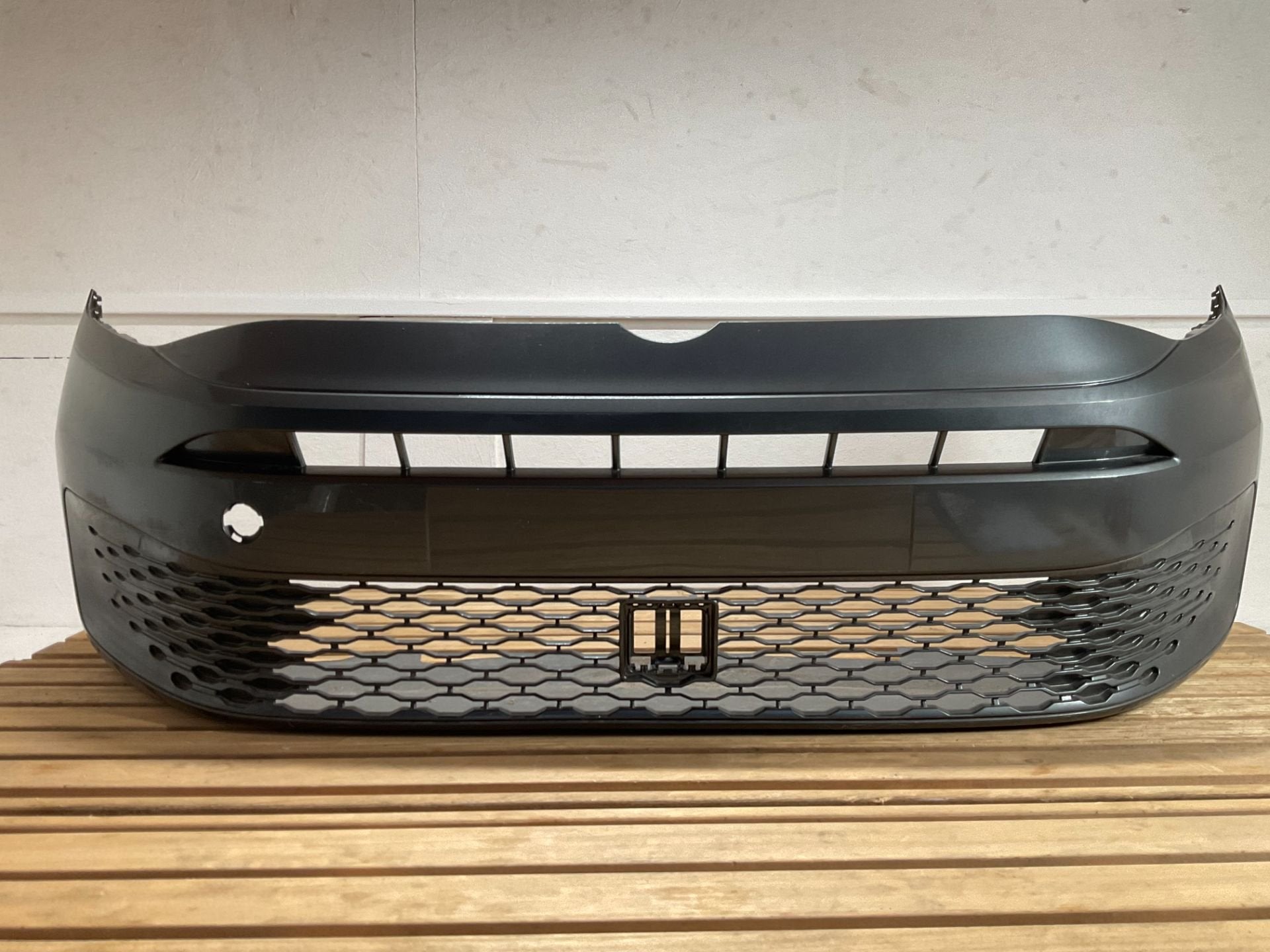 Bumper Volkswagen CADDY 2K7 2K7807221A GRIJS ZILVER ROOD, Gebruikt, Volkswagen AG, Vw@volkswagen.de, Bumper