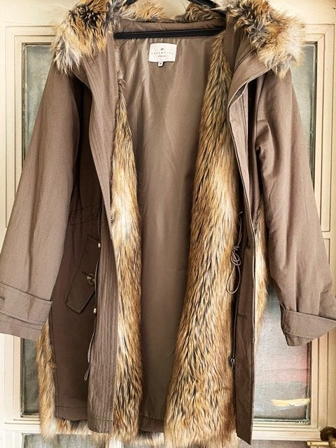 Essentiel kaki parka met bontkraag, Maat 38/40 (M), Ophalen of Verzenden, Zo goed als nieuw, Essentiel Antwerp