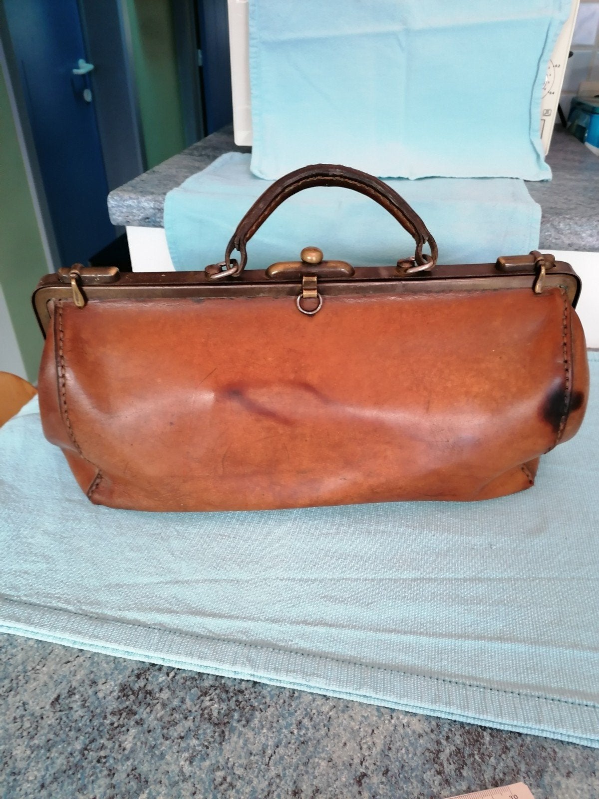 Veldarts tas in leer authentieke medische patina, Collections, Objets militaires | Général, Enlèvement ou Envoi
