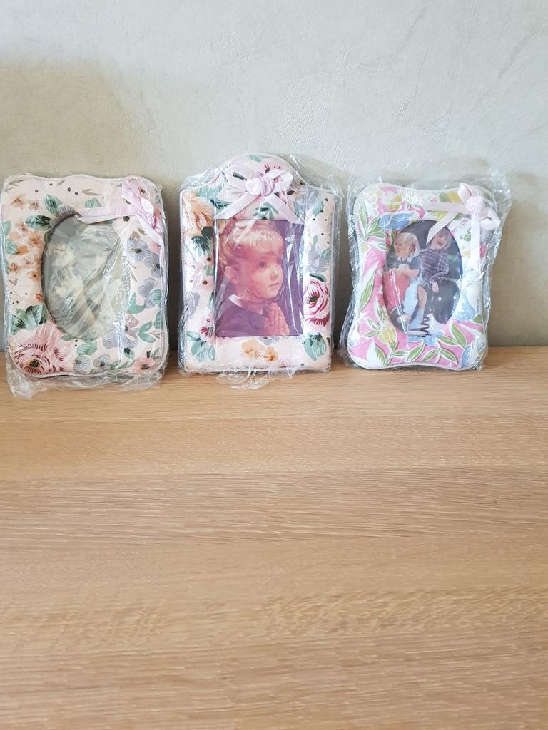 3 nieuwe fotolijstjes, stof, afmetingen 10X7cm, Enlèvement, Comme neuf