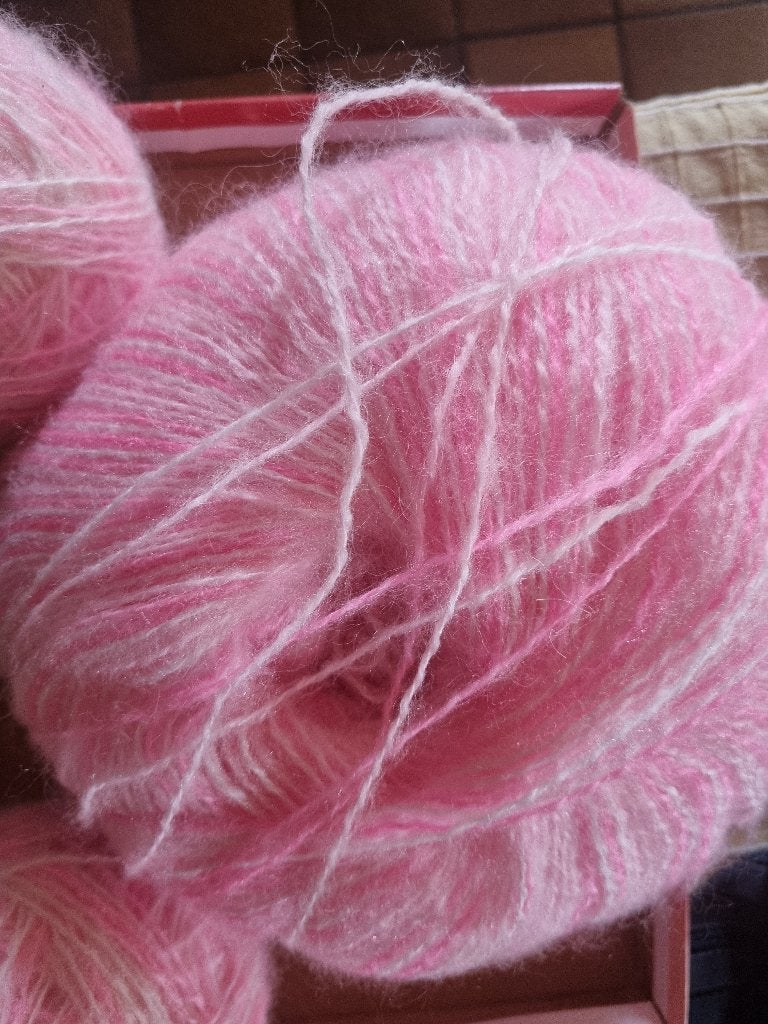 Ruim 300 gram breiwol roze / wit, Hobby en Vrije tijd, Breien en Haken, Ophalen of Verzenden, Zo goed als nieuw, Breien of Haken