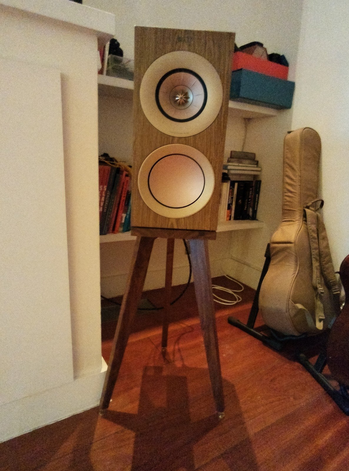 KEF R3 with custom made walnut stands by Audio Chic, Enlèvement ou Envoi, KEF