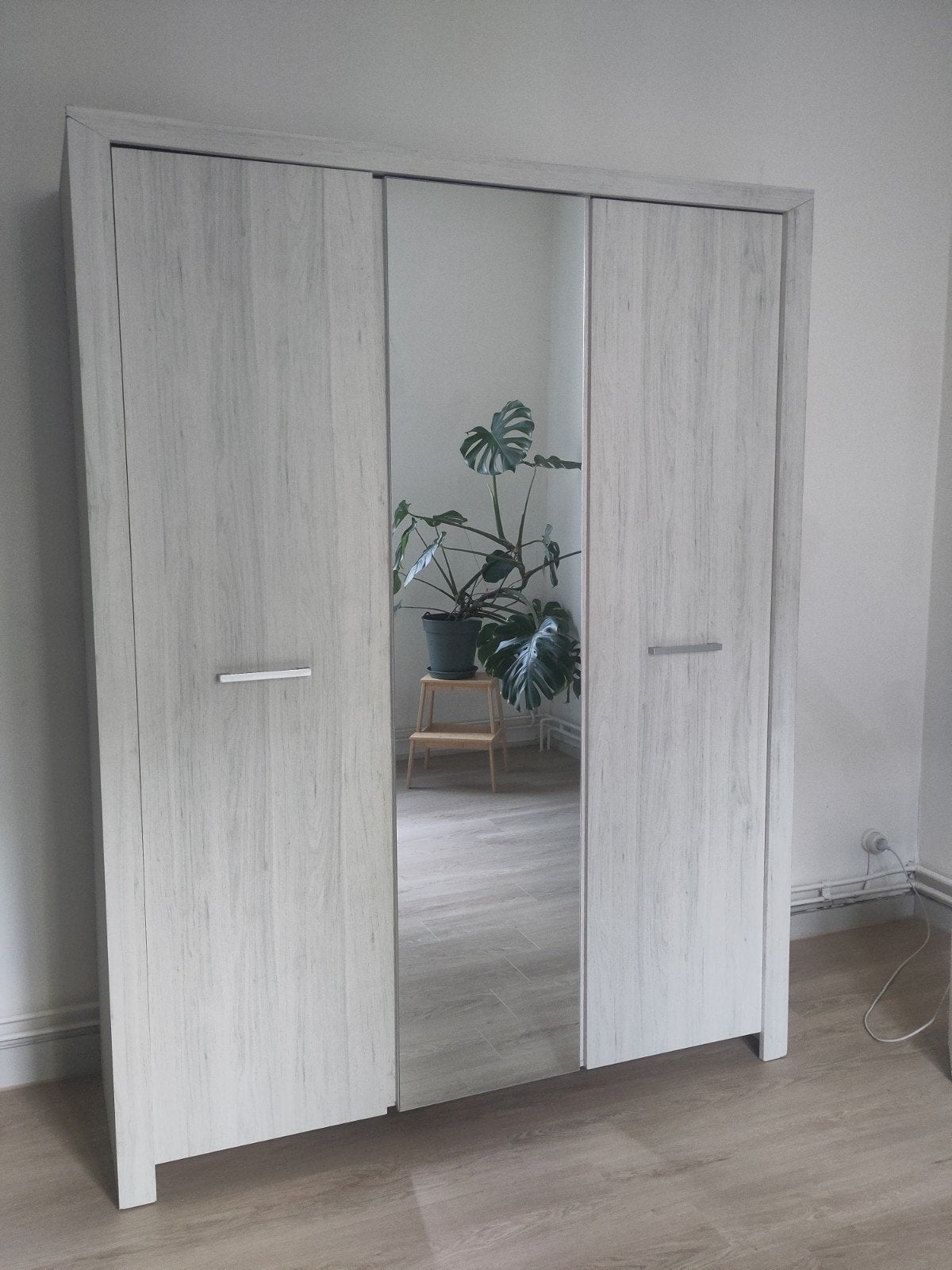 Garde robe gris clair avec miroir, Maison & Meubles, Armoires | Penderies & Garde-robes, Enlèvement