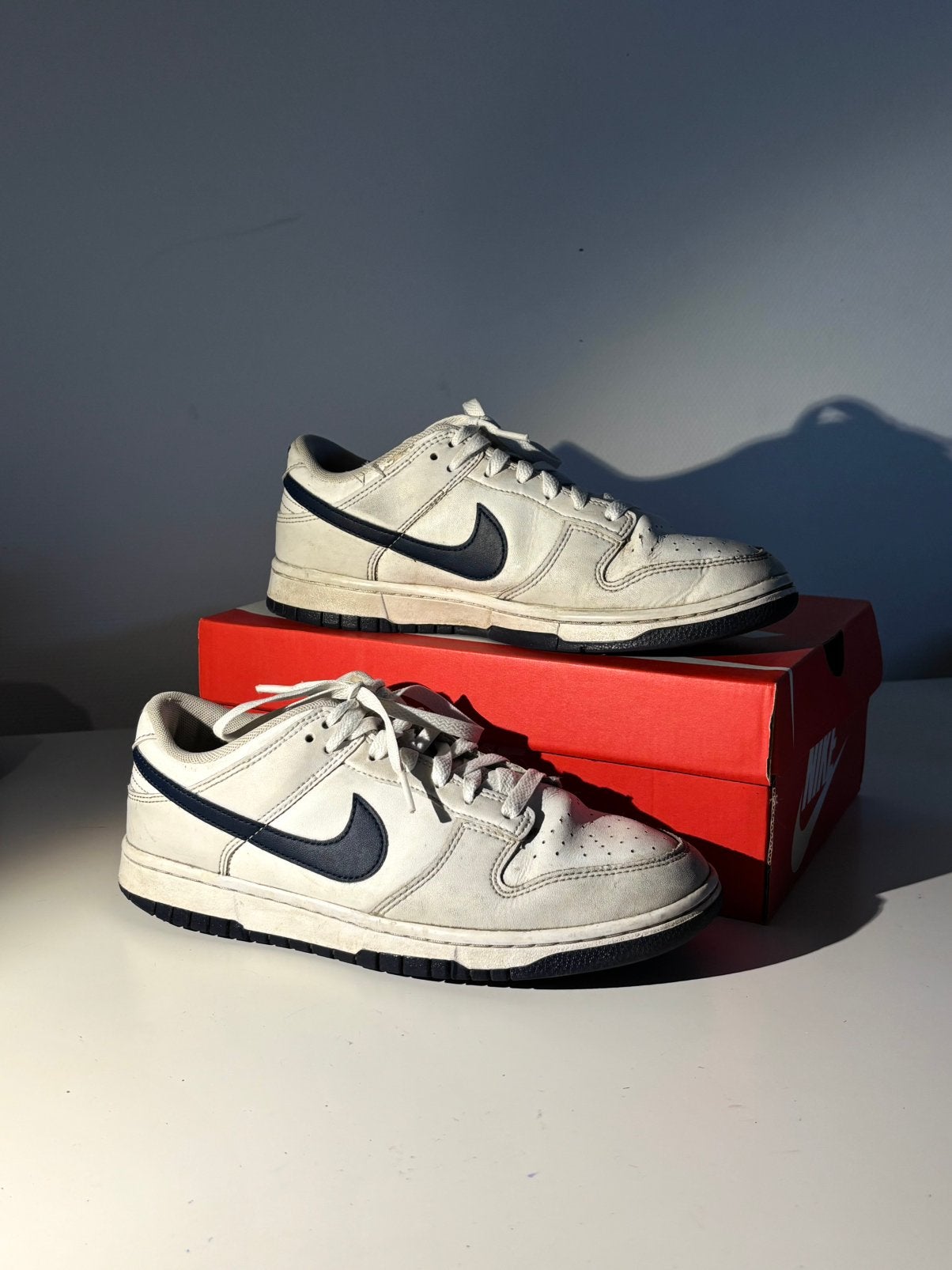 Nike Dunk Low blanc et bleu marine 40.5, Vêtements | Hommes, Enlèvement ou Envoi, Porté, Blanc, Baskets