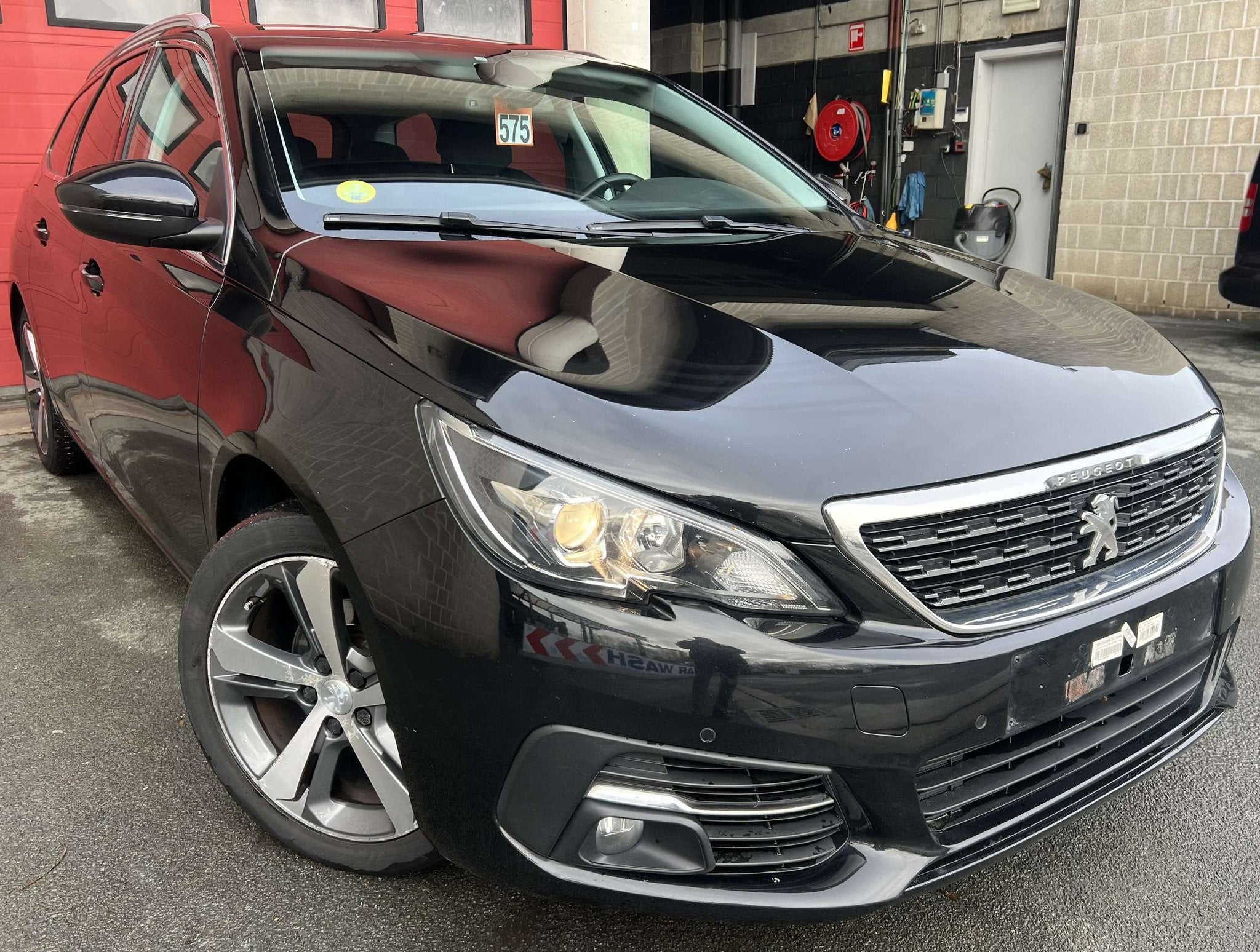 Peugeot 308 SW 1.5 BlueHDi Active + NAVI + CAMÉRA + BOITE A, Automaat, Gebruikt, 4 cilinders, Zwart