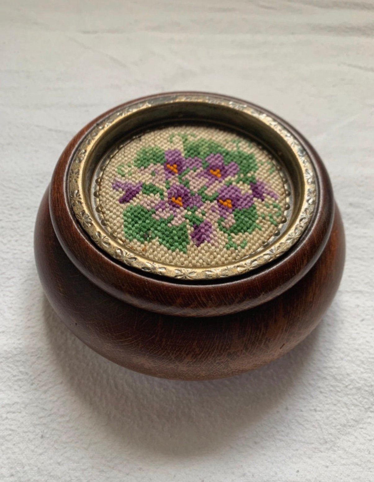 Boîte à bijoux en bois avec broderie, Antiquités & Art, Enlèvement ou Envoi