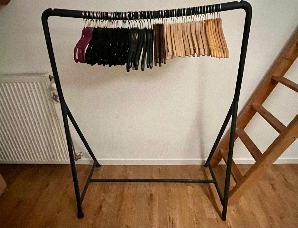 Cintre+Portant – Clothing rack with ~35 hangers, Ophalen