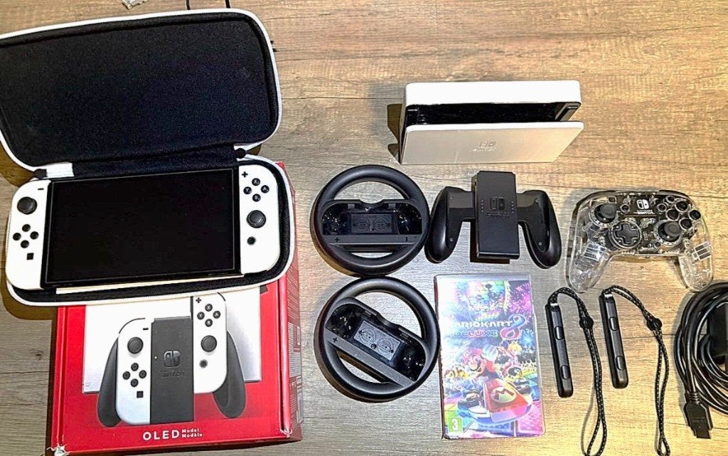Nintendo Switch OLED wit + Mario Kart 8 Deluxe, Switch OLED, Enlèvement, Avec 2 manettes, Avec jeux