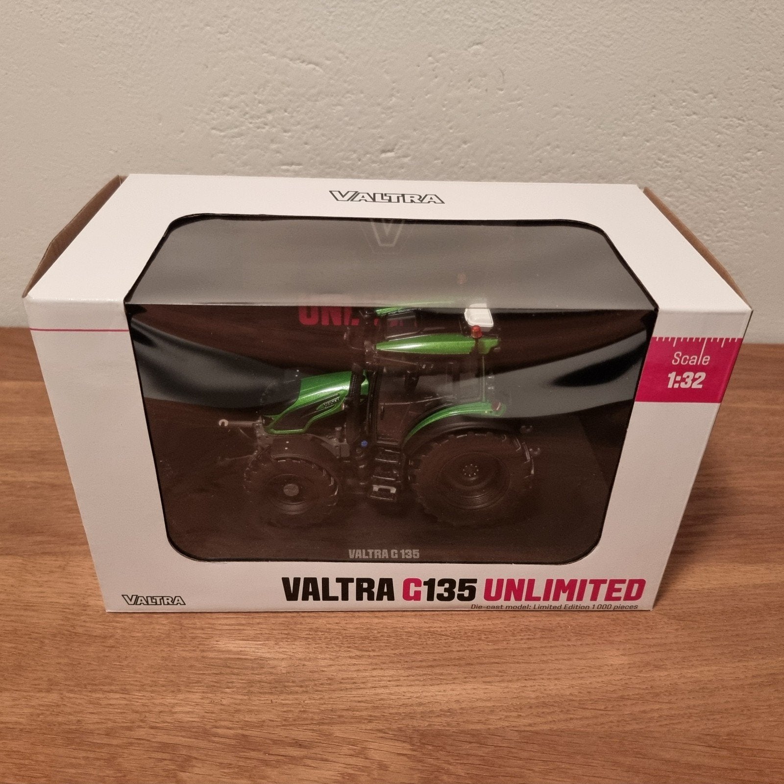 Valtra G135 Unlimited Ultra Green Universal Hobbies, Hobby en Vrije tijd, Modelauto's | 1:32, Ophalen of Verzenden, Nieuw, Tractor of Landbouw