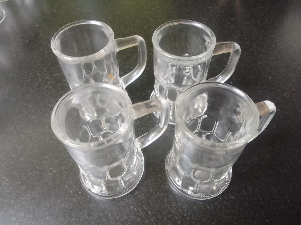 4 petits verres en forme de chope h = 6cm, Ophalen of Verzenden, Gebruikt