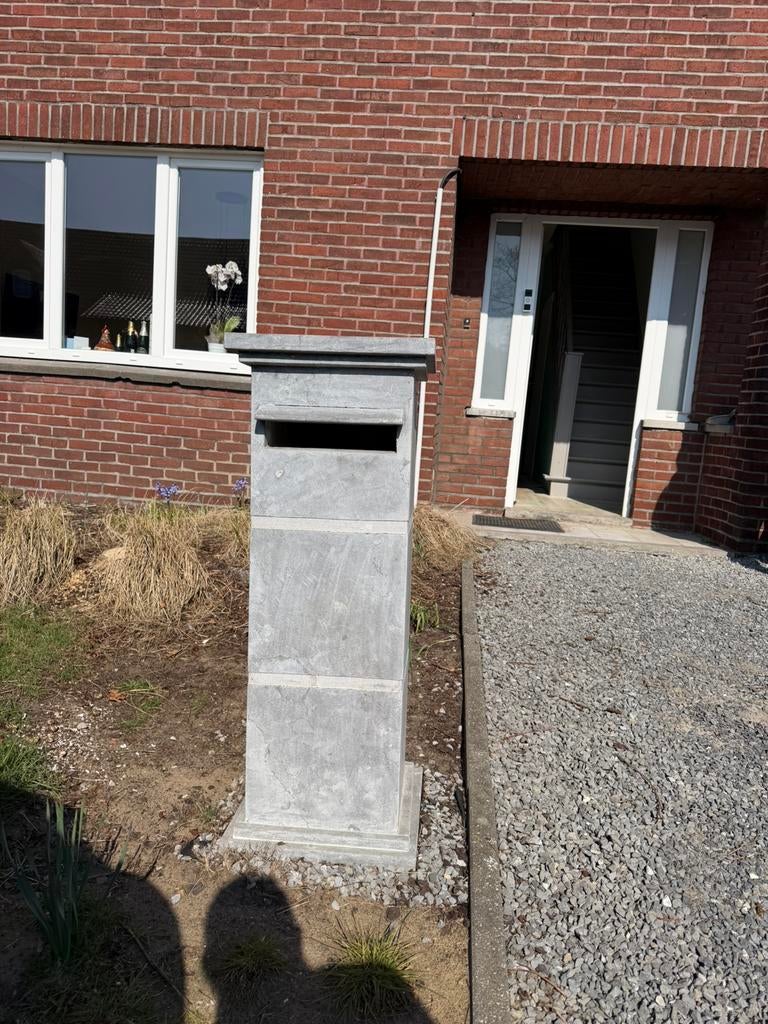 Brievenbus, blauwe steen, Ophalen, Gebruikt, Hardsteen, Staande brievenbus