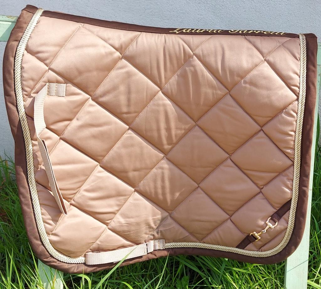 3 prachtige zadeldoeken dressuur - € 30,00, Dieren en Toebehoren, Paarden en Pony's | Dekens en Dekjes, BR, Zadeldekje, Zo goed als nieuw