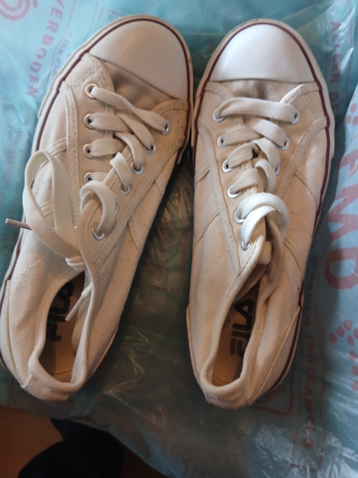 fila dames schoen, Enlèvement