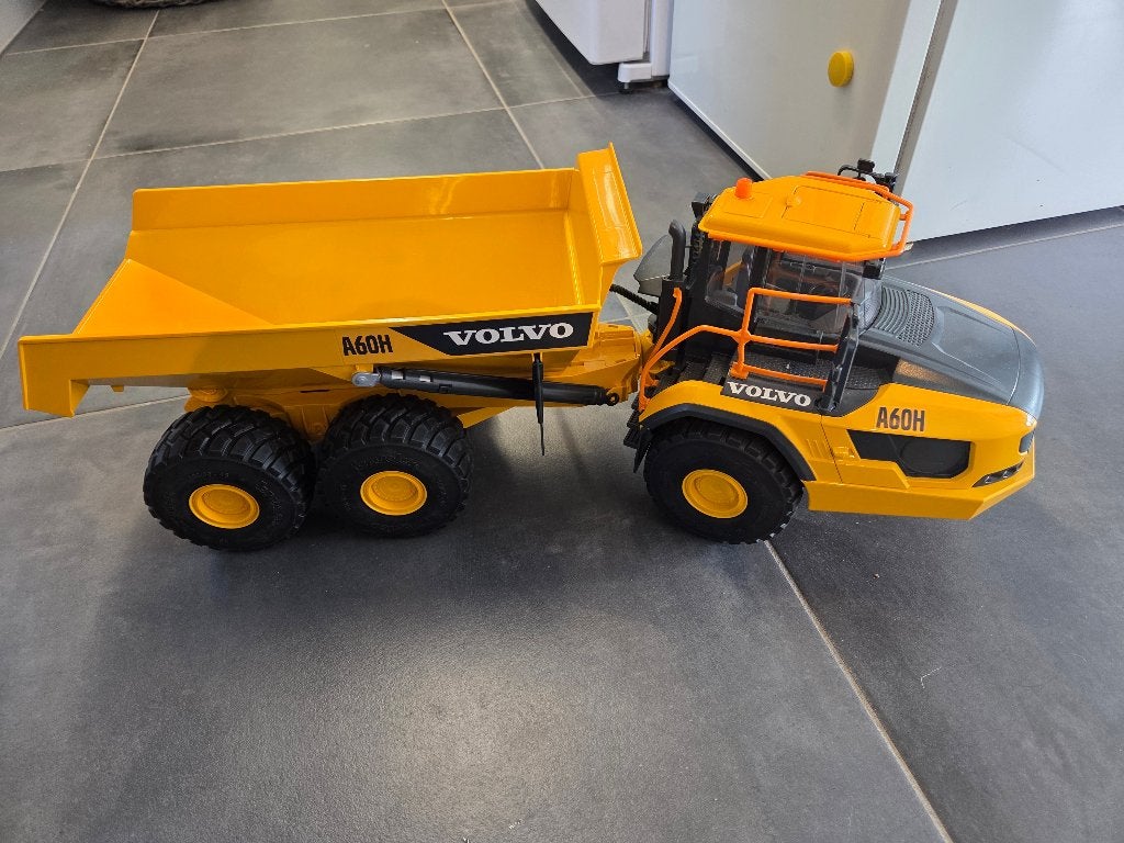 Bruder dumper Volvo, Ophalen, Zo goed als nieuw