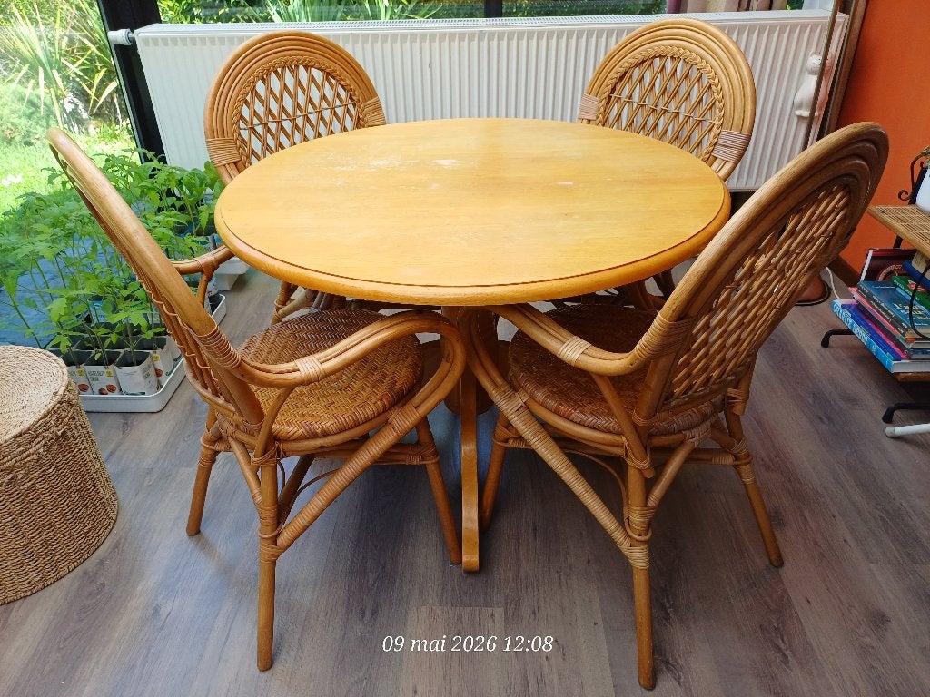 Ronde houten tafel diameter 102 cm met 4 rotan stoelen, Huis en Inrichting, Ophalen, Rond
