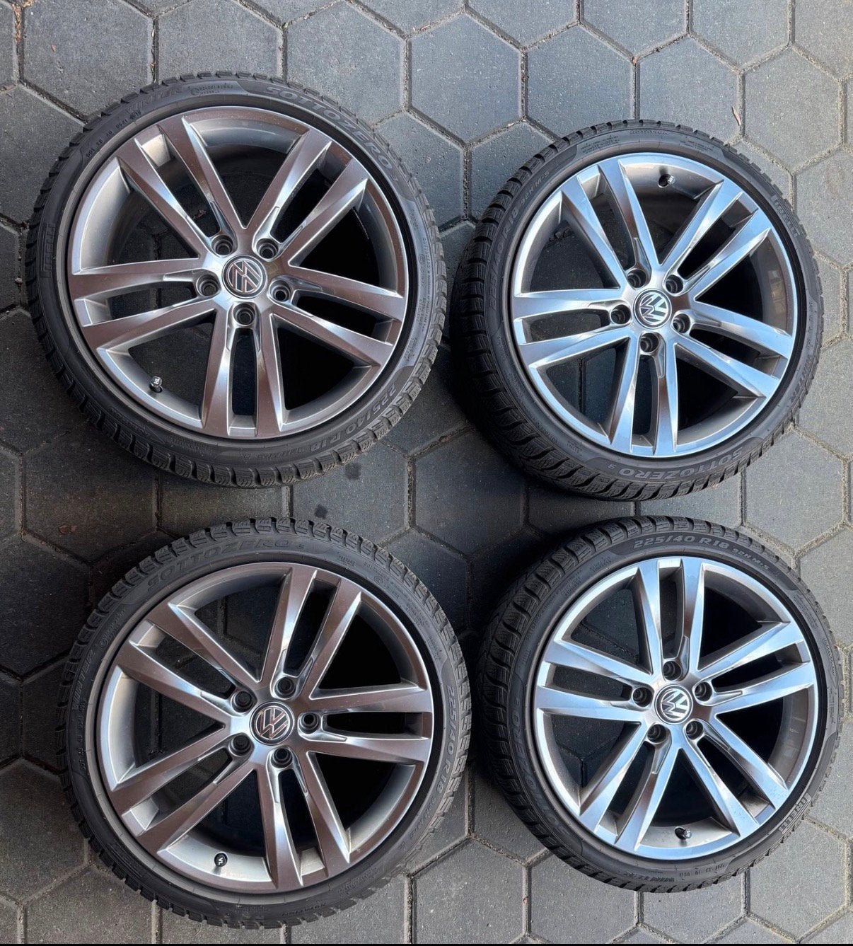 VW GOLF 7/8 WINTERSET 225/40/R18 SALVADOR, Auto-onderdelen, Banden en Velgen, Ophalen, 18 inch, Gebruikt, Banden en Velgen