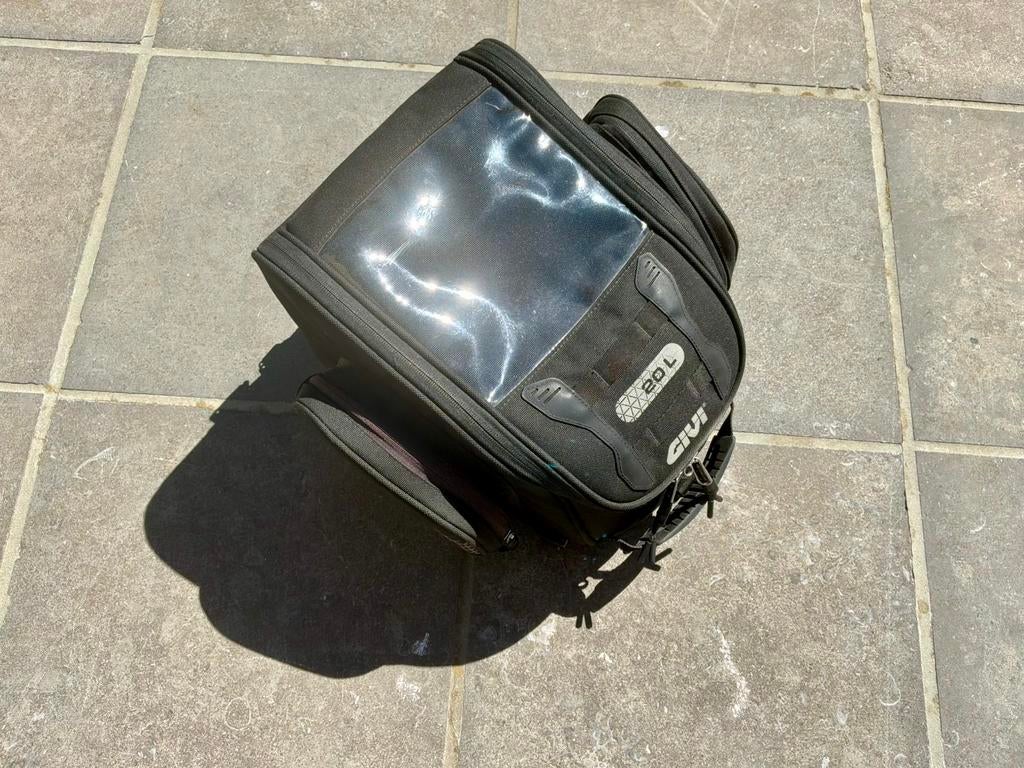 Givi tanktas tanklock UT809 20L ( nieuwprijs 221€), Motoren, Ophalen, Zo goed als nieuw
