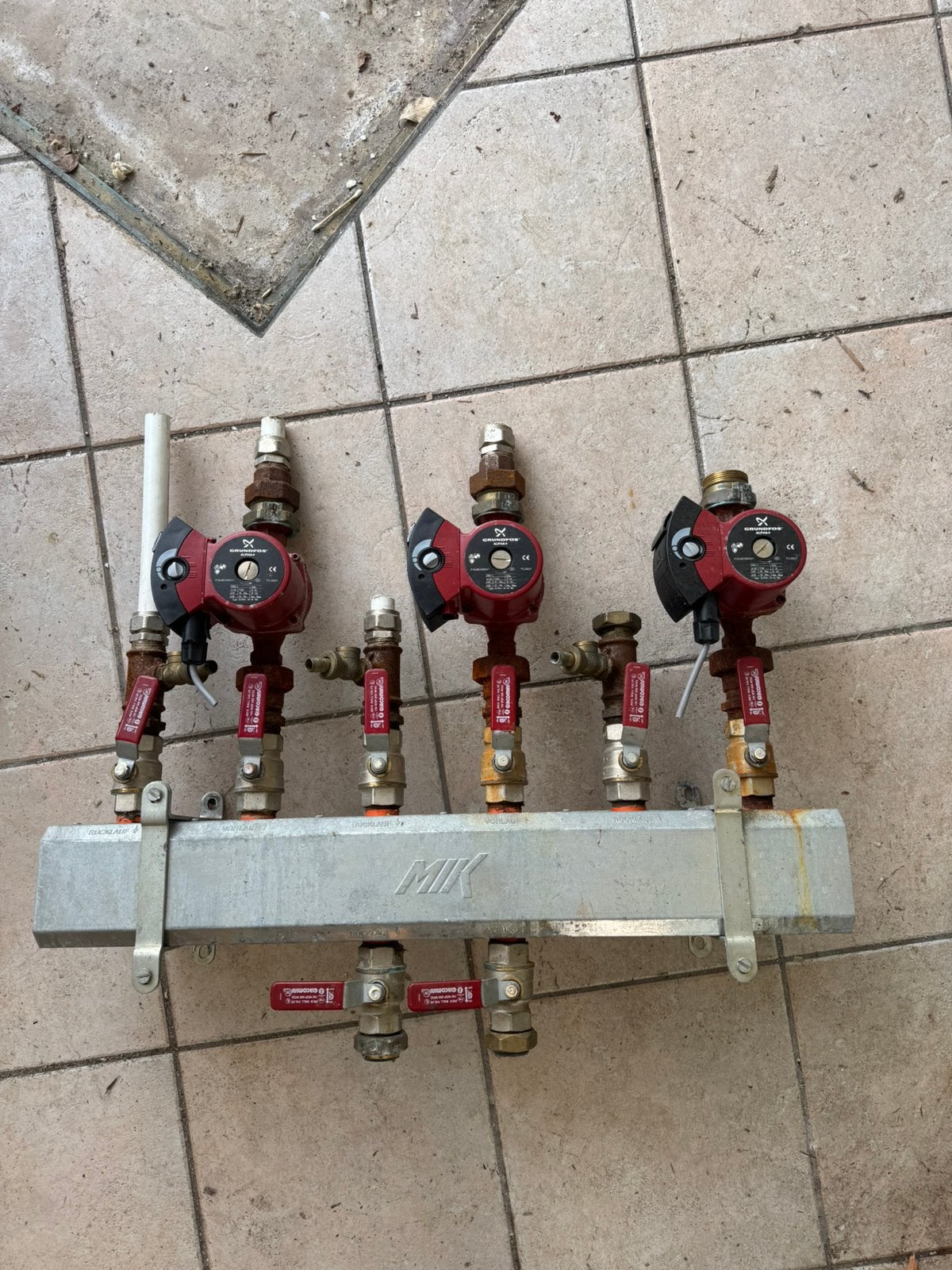 Verdeler met 3 Grundfos circulatiepompen, Enlèvement, Utilisé