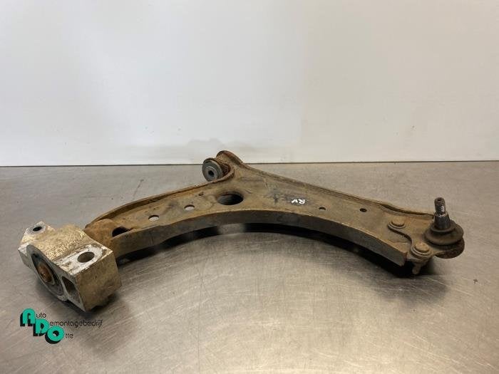 Draagarm rechts-voor van een Volkswagen Golf (Golf 04-), Auto-onderdelen, Ophanging en Onderstel, Volkswagen, Gebruikt, 3 maanden garantie