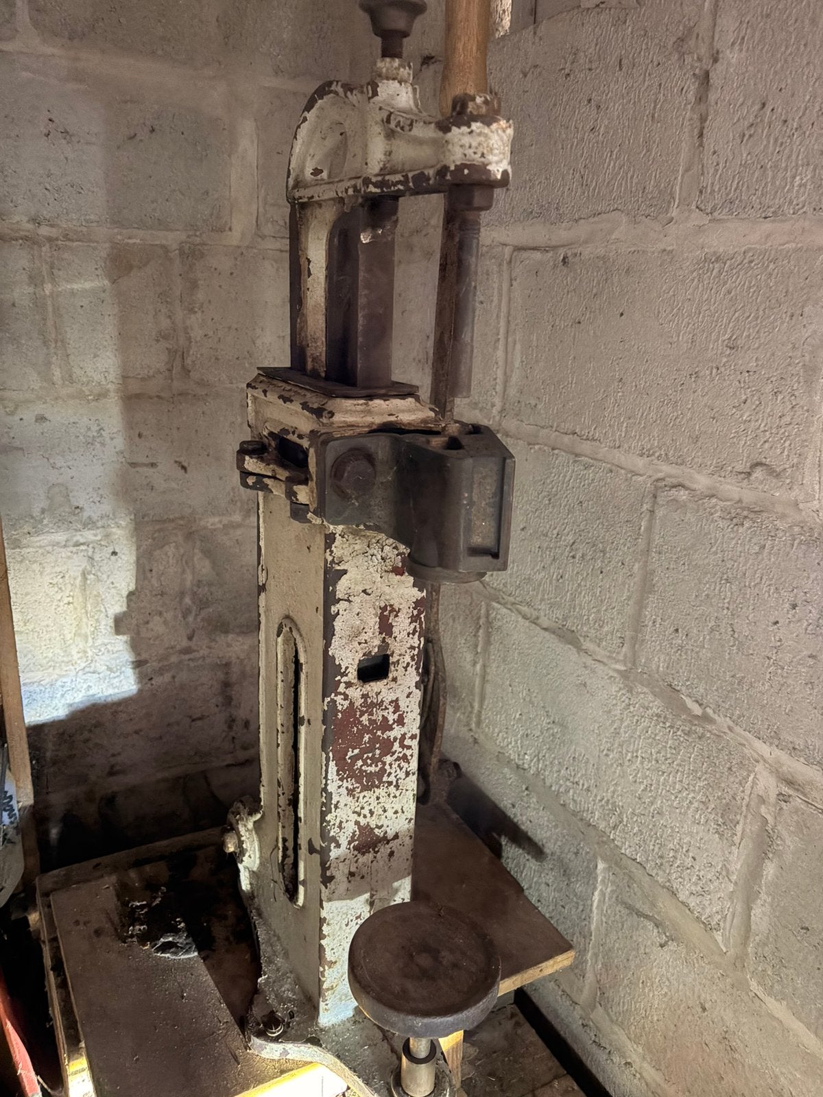 Ancienne bouchonneuse viticole sur pied La Girondine, Enlèvement, Utilisé