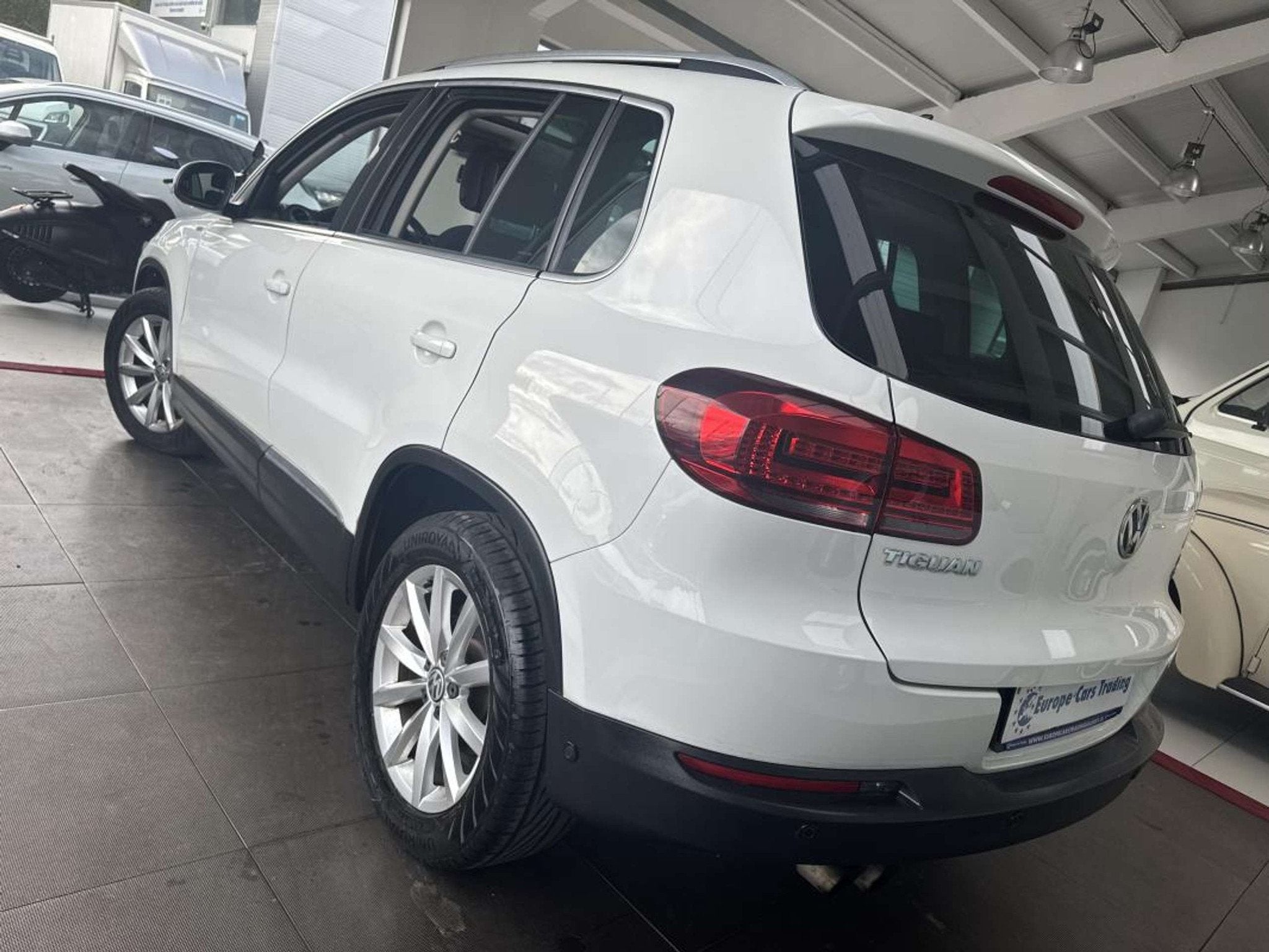 Volkswagen Tiguan LOUNGE 2.0TDI 110CH BLUEMOTION DISTRIBUTIO, Auto's, Stof, Gebruikt, Wit, Bedrijf