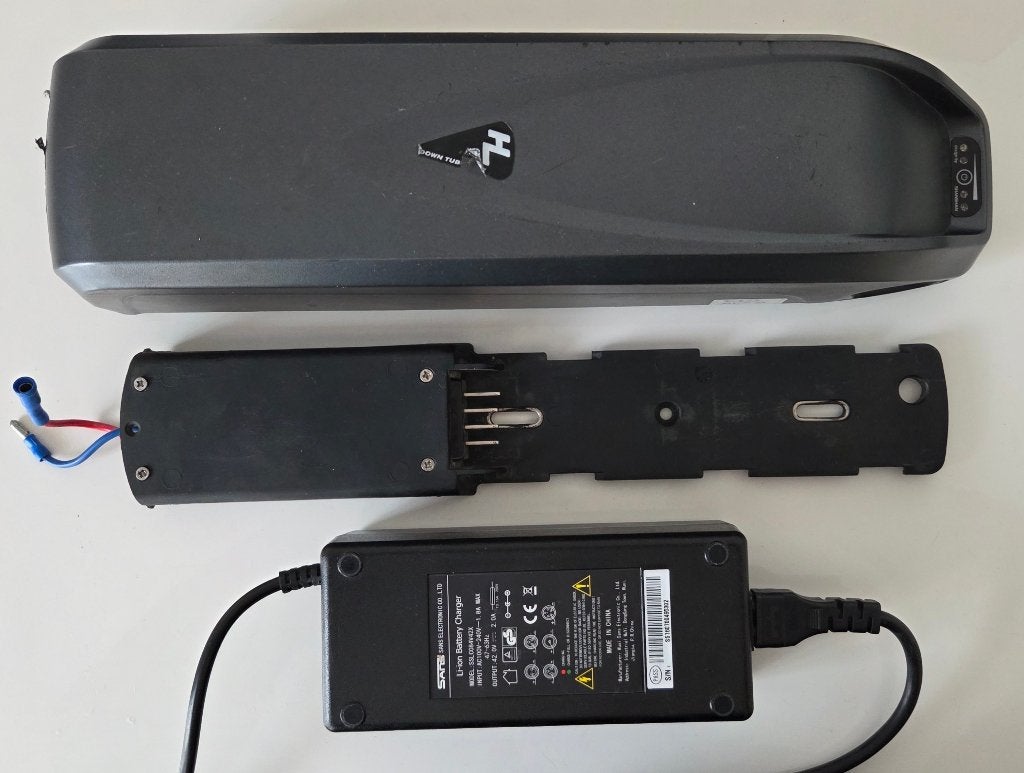 Batt. (36 V -10,4 Ah /374 Wh) + chargeur + rail de montage, Vélos & Vélomoteurs, Enlèvement, Utilisé