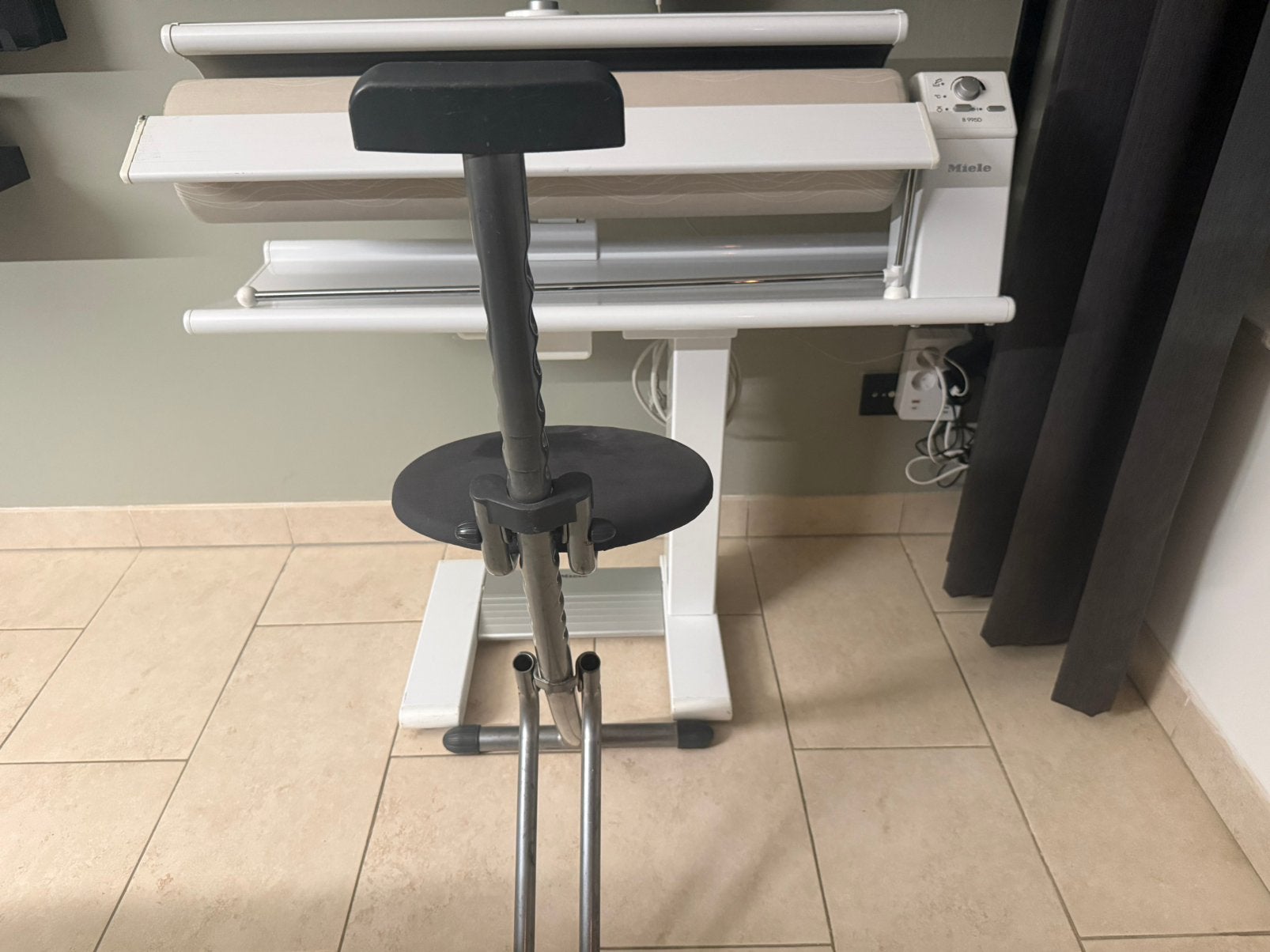 Miele B995 D Strijkmachine/rol inc strijkkruk, Electroménager, Enlèvement, Comme neuf