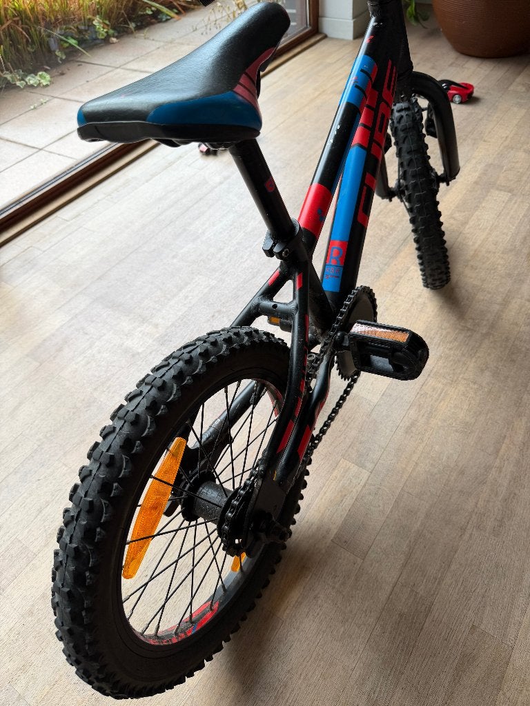 Cube 16 inch kinder-mountainbike zwart/rood/blauw, Fietsen en Brommers, Ophalen, Velgrem, Cube, 16 tot 20 inch