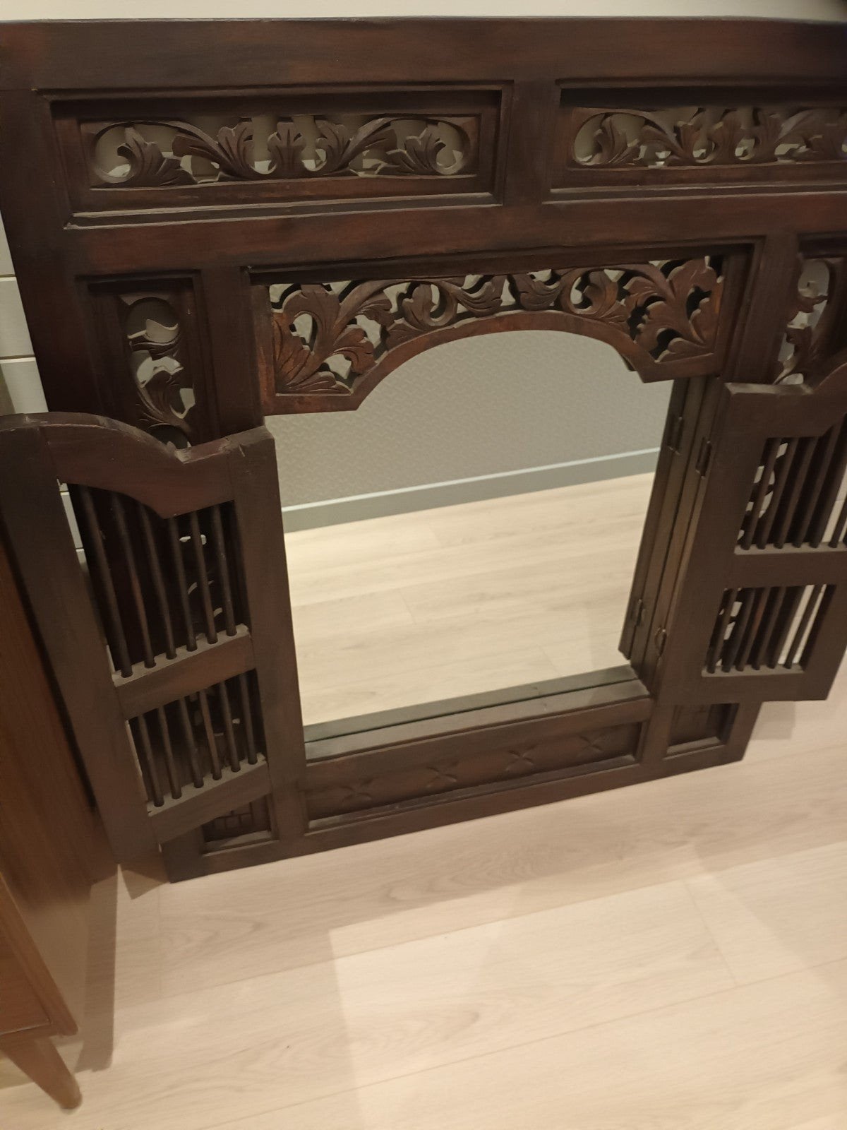 Miroir en bois, Enlèvement
