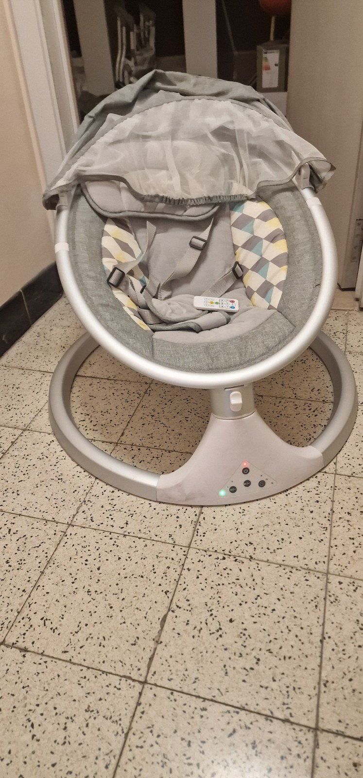 elektrische schommelstoel
kan zelf schommelen of in stopcont, Kinderen en Baby's, Ophalen, Schommelstoel