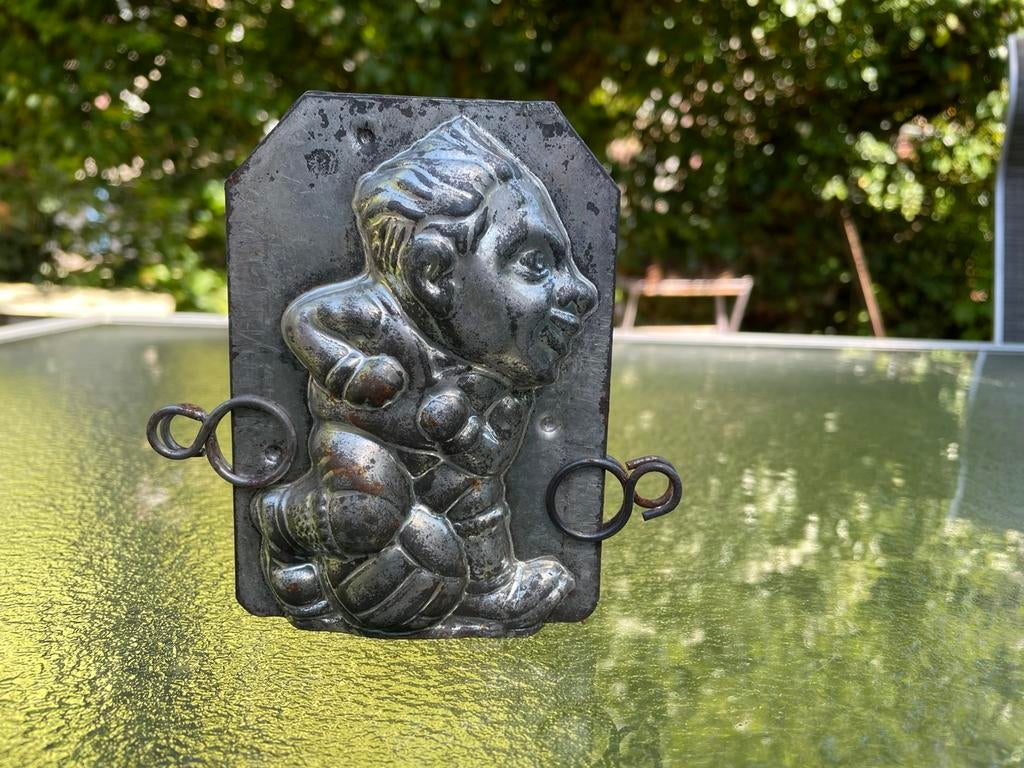 Ancien moule à chocolat années 1940 – footballeur stylisé, Enlèvement ou Envoi, Utilisé, Autres matériaux