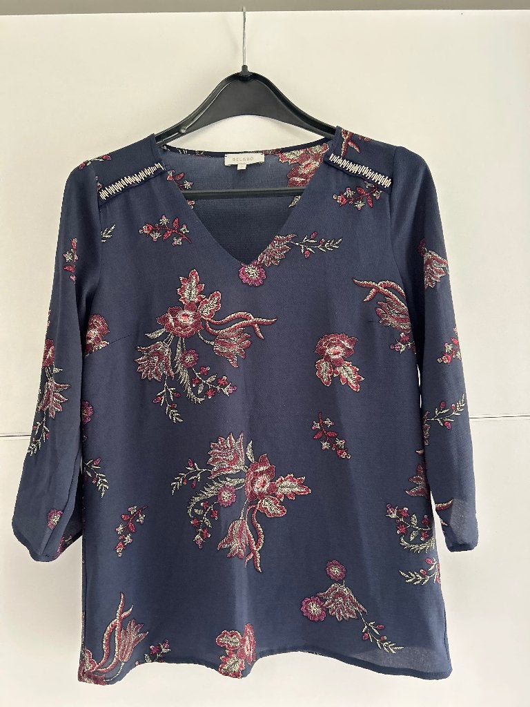 Bel & Bo donkerblauwe blouse met bloemen, Maat 38/40 (M), Blauw, Bel & Bo, Ophalen of Verzenden