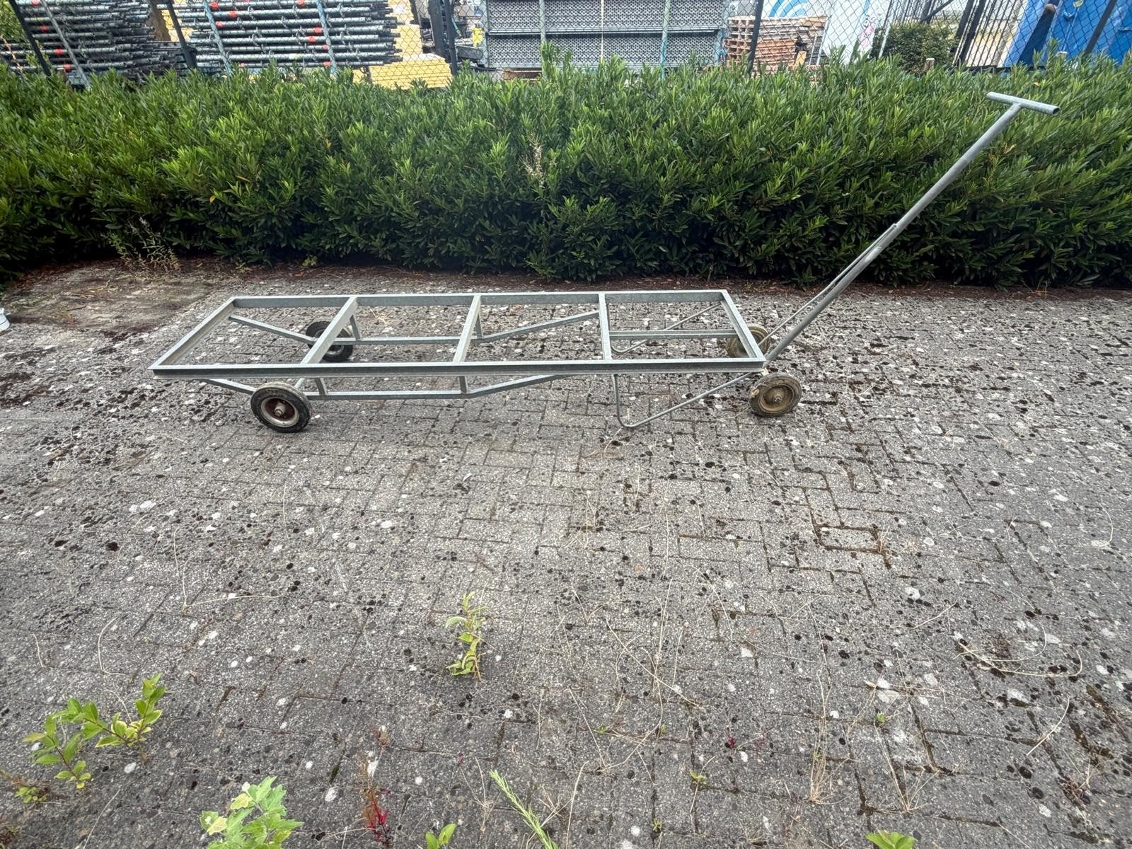 stootkar in verzinkt metaal., Ophalen